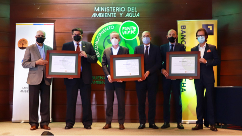 De izq a der: Antonio Acosta, presidente de Banco Pichincha; Carlos Mata, ministro de Ambiente; Santiago Bayas, gerente general; Ignacio Maldonado, vicepresidente ejecutivo de Marketing; Alejandro Ribadeneira, vicepresidente ejecutivo de Finanzas; y José Luis Muñoz, vicepresidente de Recursos Humanos.