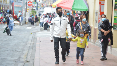 Ciudadanos caminan por las calles del Centro Histórico de Cuenca el 14 de abril de 2021.