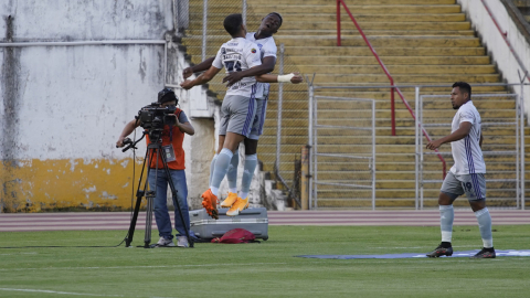 Los futbolistas de Emelec festejan uno de los goles ante Universidad Católica, por la Fecha 8 de la LigaPro, el miércoles 14 de abril de 2021.