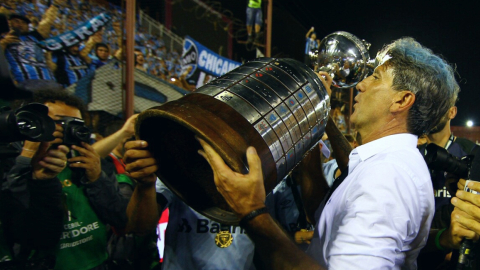 Renato Portaluppi levanta el trofeo de la Copa Libertadores obtenida por Gremio en 2017.