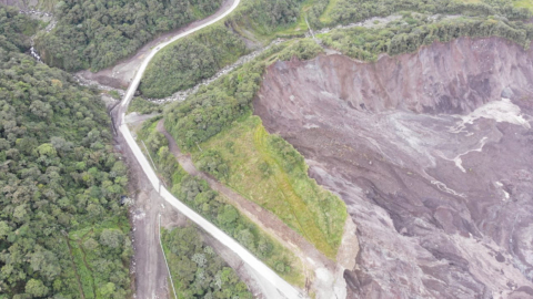 Una vista panorámica de la erosión lateral en las márgenes del río Coca, el 8 de abril de 2021.