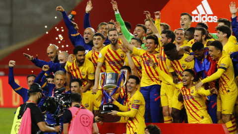 Los jugadores del FC Barcelona festejan el título 31 de la Copa del Rey, en Sevilla, el 17 de abril de 2021.