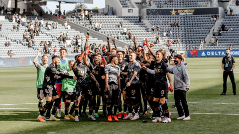 Los futbolistas del LAFC festejan el triunfo en el estadio Banc of California, el sábado 17 de abril de 2021.