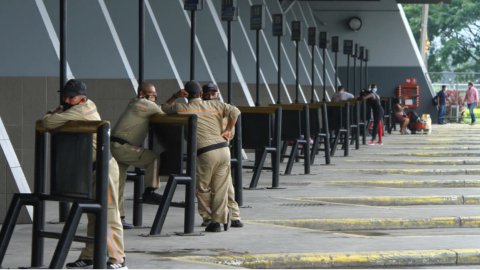 Pasajeros buscaban una alternativa para movilizarse en la terminal terrestre de Guayaquil por el paro de transportistas, el 19 de abril de 2021.