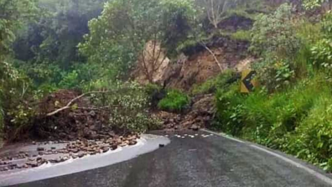 Un deslave afectó la vía E45, a 30 minutos de Santa Rosa, en el sector Tres Cruces, cantón El Chaco, el 19 de abril de 2021.