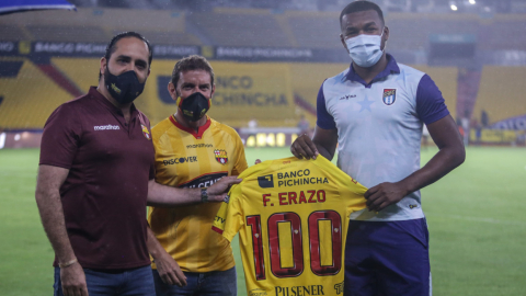 El exdefensa ecuatoriano junto a los dirigentes de Barcelona previo a la Noche Amarilla 2021, con una camiseta conmemorativa.