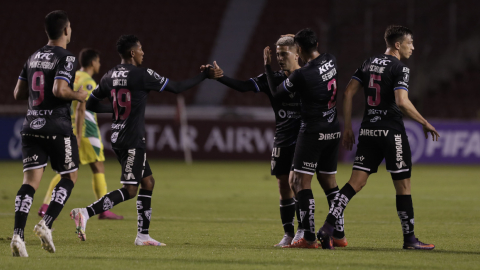 Los futbolistas ecuatorianos celebran el gol ante Defensa y Justicia, por Copa Libertadores, el 21 de abril de 2021.