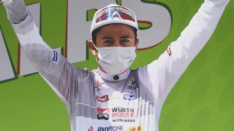 Alexander Cepeda, con la camiseta de líder de los jóvenes del Tour de los Alpes, el 21 de abril de 2021.