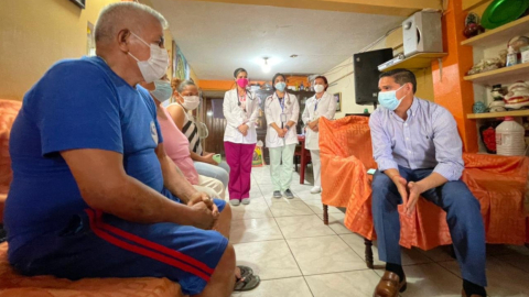 El presidente del Consejo Directivo del IESS, Carlos Luis Tamayo, durante una visita a jubilados, el 20 de abril de 2021.