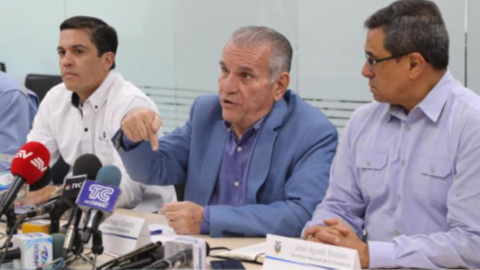 De izq. a der. Pablo Flores, Santiago Cuesta y José Agusto, durante una rueda de prensa sobre la situación de la Refinería de Esmeraldas, en agosto de 2019.