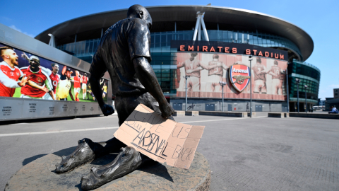 Un cartel con el mensaje "Devolvednos a nuestro Arsenal" colocado a las puertas del Emirates Stadium del club en Londres, el 20 de abril de 2021.