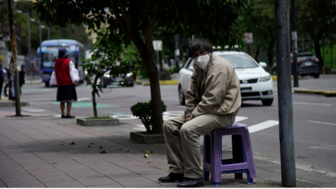 Un hombre sentado en una calle de Quito, el 26 de marzo de 2021. 