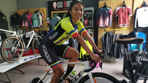 Lesly Ojeda entrena en la tienda del Gran Fondo de Nueva York, en Quito, el 14 de abril de 2021.