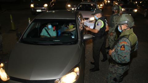 Operativo conjunto entre la Policía Nacional, Fuerzas Armadas y ATM en el inicio del toque de queda, el 23 de abril de 2021 en Guayaquil.