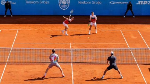 Los hermanos Sabanov (arriba) vencieron a Ariel Behar y Gonzalo Escobar en la final del ATP 250 de Belgrado.