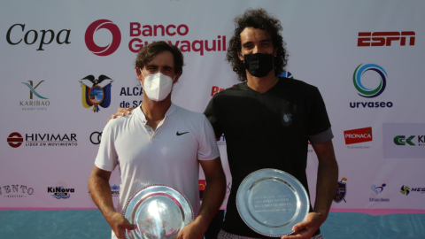 Diego Hidalgo junto a su compañero Skander Mansouri con el premio del segundo lugar del Challenger de Guayaquil, el 23 de abril de 2021.