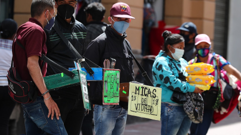 Vendedores informales en una de las calles del centro de Quito, el 23 de abril de 2021.