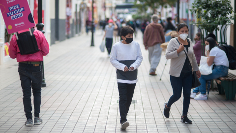 Ciudadanos caminan por las calles de Loja, el 16 de abril de 2021.