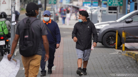 Ciudadanos caminan por las calles de Quito el 16 de abril de 2021.