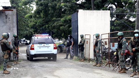 Imagen del ingreso de vehículos policiales a la Penitenciaría del Litoral para controlar el motín del 28 de abril de 2021.