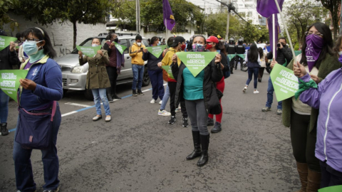 Colectivos feministas piden la despenalización del aborto en casos de violación, el 28 de abril de 2021, en las afueras de la Corte Constitucional.