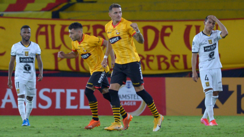 El delantero de Barcelona, Carlos Garcés, celebra su gol por la Copa Libertadores, el miércoles 28 de abril de 2021.