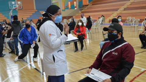 Personas se alistan para recibir la vacuna contra el coronavirus en Cuenca, el 29 de abril de 2021.