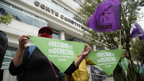 Colectivos de mujeres piden la despenalización del aborto en casos de violación en las afueras de la Corte Constitucional, el 28 de abril de 2021.