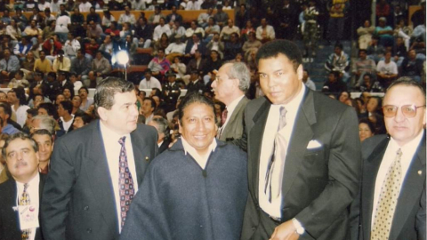 Jesús Fichamba, junto al legendario boxeador estadounidense Muhammad Ali y su amigo Leonardo Escobar (i), en el Coliseo General Rumiñahui, el 17 de diciembre de 1994, en Quito. 