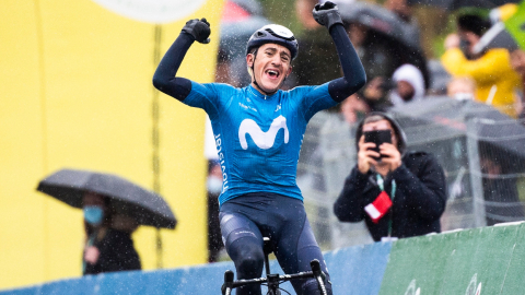 El ciclista español Marc Soler del equipo Movistar gana la tercera etapa del Tour de Romandía, el viernes 30 de abril de 2021.