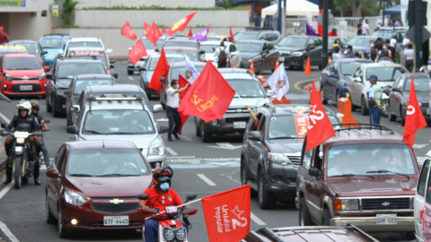 Una caravana de trabajadores recorrió las calles de Guayaquil para conmemorar el Día del Trabajo, este 30 de abril de 2021.