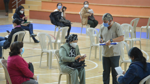 Personas de la tercera edad se alistan para recibir la vacuna contra el coronavirus en Cuenca, el 29 de abril de 2021.