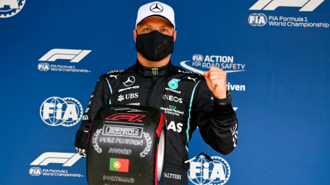 El piloto finlandés Valtteri Bottas de Mercedes AMG celebra tras marcar el mejor tiempo en la clasificación para el Gran Premio de Fórmula 1 de Portugal, el sábado 1 de mayo de 2021.