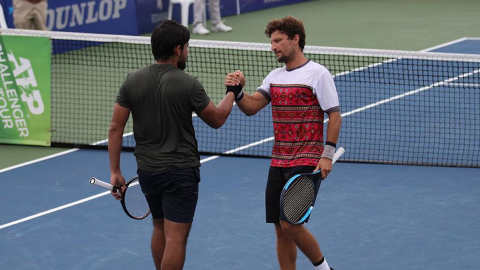 Sergio Galdos y Nicolás Barrientos luego de un partido del Challenger de Salinas, en abril de 2021.