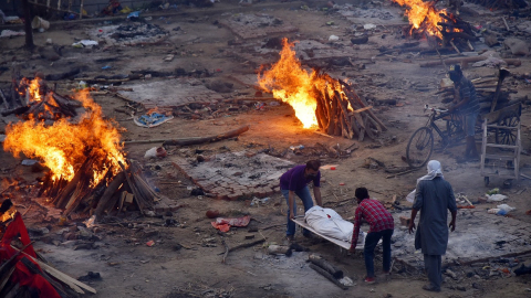 Vista general de un cementerio en India, donde se incineran a fallecidos de Covid-19, el 1 de mayo de 2021.