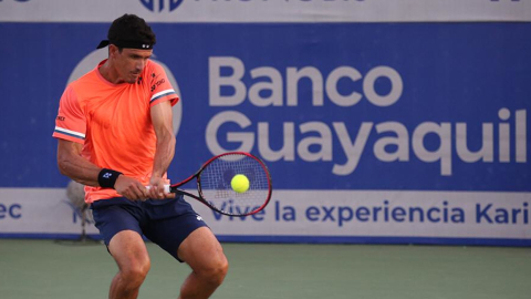 El ecuatoriano Emilio Gómez disputando la final del Challenger de Salinas ante Nicolás Jarry, el 2 de mayo de 2021.