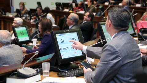 Un asambleísta marca su voto sobre las reformas al COIP, el 17 de diciembre de 2019.