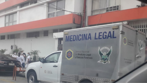 Foto referencial del levantamiento de un cuerpo tras un asesinato en Guayaquil, el pasado 5 de mayo de 2021.