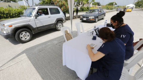 Médicos se preparan para vacunar a la ciudadanía en sus vehículos, el 4 de mayo de 2021 en Guayaquil.