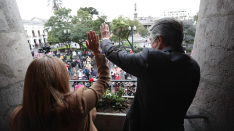 El presidente electo Guillermo Lasso, junto con su esposa María de Lourdes Alcívar, en Carondelet, el 19 de abril. 