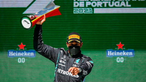 El piloto de Mercedes, Lewis Hamilton, alczando su trofeo del GP de Portugal luego de ganar la carrera, el domingo 2 de mayo.