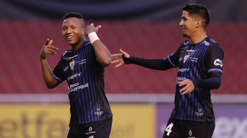 Jhon Sánchez (i) y Joffre Escobar (d) celebran el gol de Independiente ante Universitario, por Copa Libertadores, el 5 de mayo de 2021.