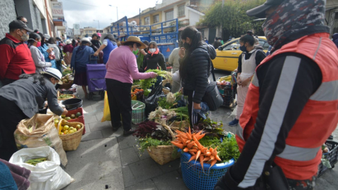 Vendedores informales de frutas y legumbres en Cuenca, el 6 de mayo de 2021. 