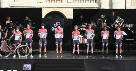 Los corredores del Androni durante la presentación oficial de la carrera, el 6 de mayo de 2021.