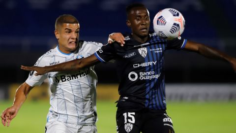 Beder Caicedo, jugador de Independiente, cubre una pelota en el partido ante Gremio, el 9 de abril de 2021, en Asunción.