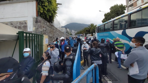 Decenas de jubilados esperan para recibir la vacuna contra el Covid-19 en una dependencia del IESS, en el norte de Quito, el 5 de mayo de 2021.