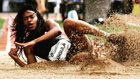 La atleta ecuatoriana, Yuliana Angulo, en una de sus pruebas de salto de longitud.