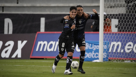 Lorenzo Faravelli y Jacob Murillo celebran uno de los goles ante Liga de Quito, por la LigaPro, el sábado 8 de mayo de 2021.