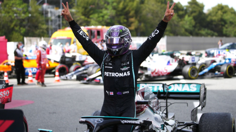 Lewis Hamilton festeja su triunfo en el Gran Premio de España, el domingo 9 de mayo de 2021.