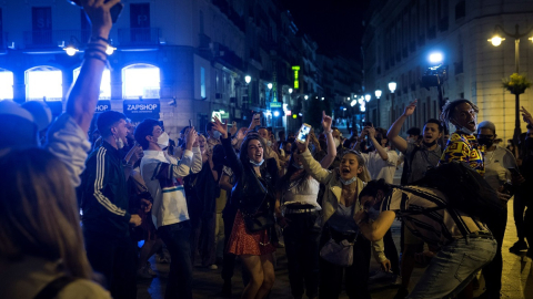 Ambiente en la Puerta del Sol, en Madrid, tras el fin del toque de queda, el 9 de mayo de 2021.